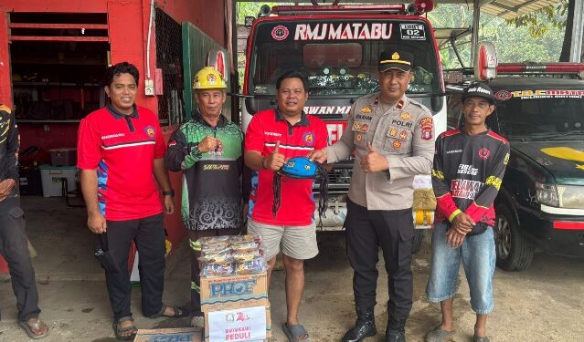 Kapolsek Dusun Timur IPDA Sulkhan Sururi, S.E., beserta jajaran dan pengurus Bhayangkari menyerahkan bantuan, Senin (31/8/2026).