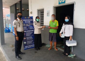 Kepala Rutan Kelas IIB Tamiang Layang, Agung Novarianto (kanan), saat kontrol blok hunian dan membagikan masker untuk warga binaan, Senin (31/8/2026). (ist)