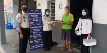 Kepala Rutan Kelas IIB Tamiang Layang, Agung Novarianto (kanan), saat kontrol blok hunian dan membagikan masker untuk warga binaan, Senin (31/8/2026). (ist)