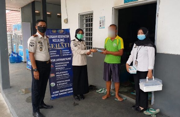 Kepala Rutan Kelas IIB Tamiang Layang, Agung Novarianto (kanan), saat kontrol blok hunian dan membagikan masker untuk warga binaan, Senin (31/8/2026). (ist)