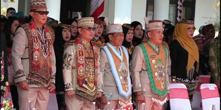 Bupati Murung Raya, Heriyus dan Wabup Rahmanto Muhidin, pada momen perayaan HUT ke-24 Kabupaten Murung Raya, yang turut dihadiri langsung oleh Gubernur Kalteng H. Agustiar Sabran, dan jajaran Forkopimda Kalteng, Sabtu (1/8/2026).