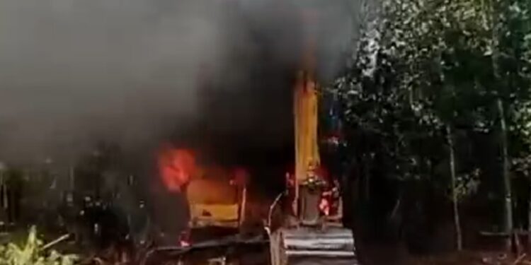Sebuah alat berat jenis excavator dikabarkan terbakar di kawasan Pal 4, Perumahan Adella, Tamiang Layang, Kecamatan Dusun Timur, Kabupaten Barito Timur, Selasa (18/8/2026) sekitar pukul 13.30 WIB.