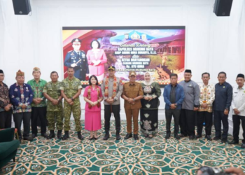 Wakil Ketua DPRD Murung Raya, Dina Maulidah (berhijab) berpose dengan Kapolres Baru dan jajaran unsur Forkopimda, Selasa (21/7/2026).