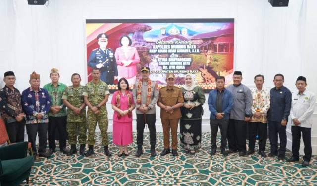 Wakil Ketua DPRD Murung Raya, Dina Maulidah (berhijab) berpose dengan Kapolres Baru dan jajaran unsur Forkopimda, Selasa (21/7/2026).