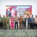 Wakil Ketua DPRD Murung Raya, Dina Maulidah (berhijab) berpose dengan Kapolres Baru dan jajaran unsur Forkopimda, Selasa (21/7/2026).