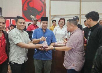 Anggota DPRD Murung Raya, Bebie membagikan daging kurban PDIP kepada masyarakat, Rabu (27/05/2026).