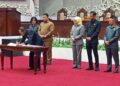 Ketua DPRD Kalteng Arton S. Dohong, menandatangani KUA-PPAS Rancangan APBD 2027, dalam Paripurna, Selasa (18/8/2026). (ist)