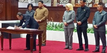 Ketua DPRD Kalteng Arton S. Dohong, menandatangani KUA-PPAS Rancangan APBD 2027, dalam Paripurna, Selasa (18/8/2026). (ist)