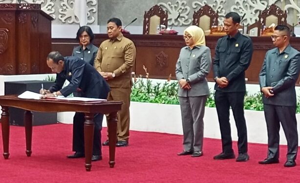 Ketua DPRD Kalteng Arton S. Dohong, menandatangani KUA-PPAS Rancangan APBD 2027, dalam Paripurna, Selasa (18/8/2026). (ist)