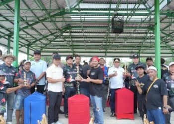 Wakil Ketua I DPRD Kabupaten Kapuas Yohanes hadiri peresmian Gantangan Kapuas Bersinar yang dirangkai dengan pembukaan Lomba Burung Berkicau Bupati Cup I Tahun 2026 di Jalan Trans Kalimantan Km 5,5, Desa Tambun Raya, Kecamatan Basarang, pada Minggu (31/5/2026). (ist)