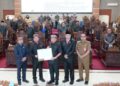 Wakil Ketua I DPRD Kabupaten Kapuas Yohanes., ST., didampingi Wakil Ketua II Berinto bersama Bupati Kapuas HM Wiyatno, Wakil Bupati Kapuas Dodo menunjukkan dokumen kesepakatan Rancangan Peraturan Daerah (Raperda) tentang Perubahan Anggaran Pendapatan dan Belanja Daerah (APBD) Kabupaten Kapuas Tahun Anggaran 2026, Senin (28/9/2026).