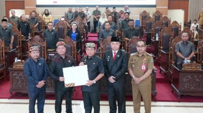 Wakil Ketua I DPRD Kabupaten Kapuas Yohanes., ST., didampingi Wakil Ketua II Berinto bersama Bupati Kapuas HM Wiyatno, Wakil Bupati Kapuas Dodo menunjukkan dokumen kesepakatan Rancangan Peraturan Daerah (Raperda) tentang Perubahan Anggaran Pendapatan dan Belanja Daerah (APBD) Kabupaten Kapuas Tahun Anggaran 2026, Senin (28/9/2026).