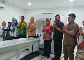 Anggota DPRD Kabupaten Kapuas, Thosibae Limin (dua dari kanan), mengapresiasi diresmikannya layanan CT Scan di RSUD dr. H. Soemarno Sosroatmodjo Kuala Kapuas, belum lama ini. (ist)