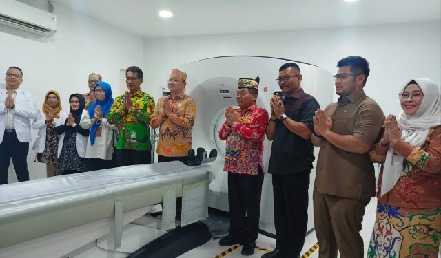 Anggota DPRD Kabupaten Kapuas, Thosibae Limin (dua dari kanan), mengapresiasi diresmikannya layanan CT Scan di RSUD dr. H. Soemarno Sosroatmodjo Kuala Kapuas, belum lama ini. (ist)