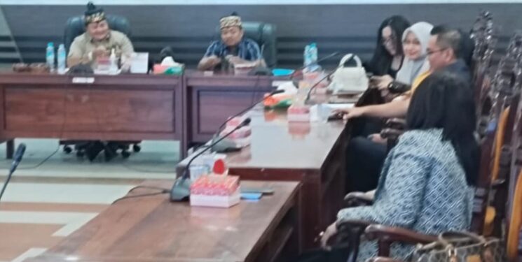 Ketua DPRD Kapuas, Ardiansah, didampingi Wakil Ketua II Berinto, hadir para Ketua Komisi beserta anggota dewan, unsur eksekutif yang diwakili Asisten I Sekretaris Daerah Kabupaten Kapuas, Romulus, perwakilan Organisasi Perangkat Daerah (OPD), dalam rapat Banmus. (ist)