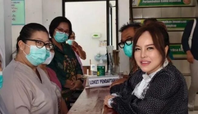 Anggota Komisi III DPRD Kalteng, Faridawaty Darland Atjeh meninjau pelayanan di Puskesmas Tangkiling. (ist)