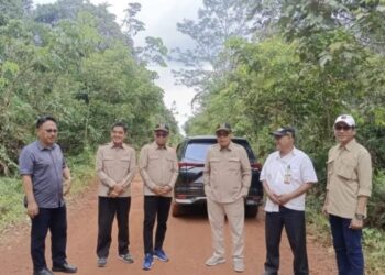 Komisi IV DPRD Kalteng meninjau ruas lanjutan perbaikan Jalan Cempaka Mulia-Kampung Melayu di Kotawaringin Timur. (ist)