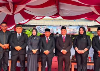 Wakil Ketua I DPRD Kapuas Yohanes dan Wakil Ketua II DPRD Kapuas Berinto bersama anggota DPRD Kapuas hadiri upacara HUT Bhayangkara Ke-80 di halaman Kantor Bupati Kapuas, Rabu (1/7/2026). (ist)