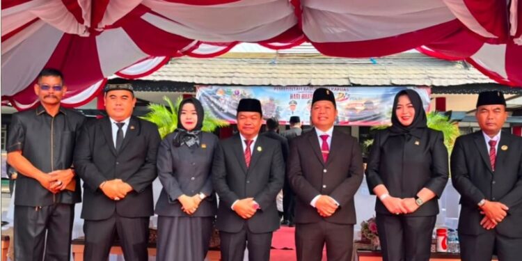 Wakil Ketua I DPRD Kapuas Yohanes dan Wakil Ketua II DPRD Kapuas Berinto bersama anggota DPRD Kapuas hadiri upacara HUT Bhayangkara Ke-80 di halaman Kantor Bupati Kapuas, Rabu (1/7/2026). (ist)