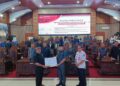 Wakil Ketua I DPRD Kabupaten Kapuas Yohanes, menyerahkan dokumen persetujuan kepada Wakil Bupati Kapuas Dodo dalam Paripurna DPRD Kabupaten Kapuas, Rabu (22/7/2026). (ist)