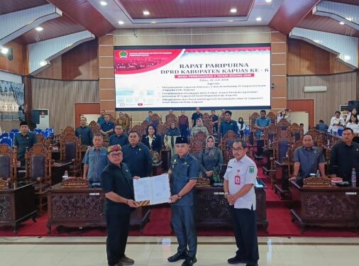 Wakil Ketua I DPRD Kabupaten Kapuas Yohanes, menyerahkan dokumen persetujuan kepada Wakil Bupati Kapuas Dodo dalam Paripurna DPRD Kabupaten Kapuas, Rabu (22/7/2026). (ist)