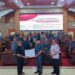 Wakil Ketua I DPRD Kabupaten Kapuas Yohanes, menyerahkan dokumen persetujuan kepada Wakil Bupati Kapuas Dodo dalam Paripurna DPRD Kabupaten Kapuas, Rabu (22/7/2026). (ist)