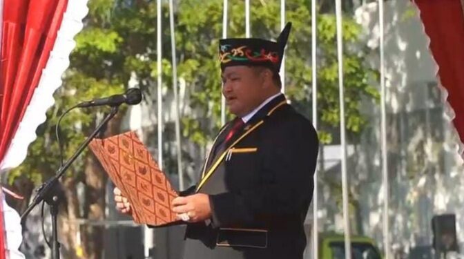 Ketua DPRD Kabupaten Kapuas, Ardiansah., S.Hut., M.M., mendapat kepercayaan untuk membacakan Pembukaan Undang-Undang Dasar (UUD) 1945 dalam Upacara Peringatan Hari Ulang Tahun (HUT) ke-81 Kemerdekaan Republik Indonesia Tahun 2026 di Stadion Panunjung Tarung Kuala Kapuas, pada Senin (17/8/2026) pagi. (ist)