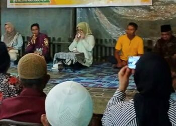Anggota DPRD Kalteng, Siti Nafsiah berdiskusi dengan masyarakat ketika melaksanakan reses ke Katingan Hulu. (ist)