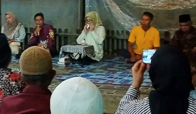 Anggota DPRD Kalteng, Siti Nafsiah berdiskusi dengan masyarakat ketika melaksanakan reses ke Katingan Hulu. (ist)