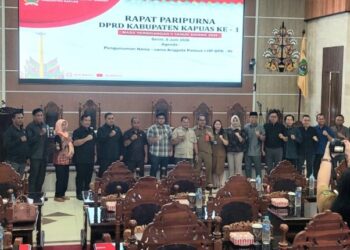 Jajaran DPRD Kabupaten Kapuas berpose bersama usai Masa Persidangan II Tahun Sidang 2026 dengan agenda pengumuman susunan anggota Panitia Khusus (Pansus) Laporan Hasil Pemeriksaan (LHP) Badan Pemeriksa Keuangan (BPK) RI, pada Senin (8/6/2026). (ist)