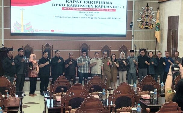Jajaran DPRD Kabupaten Kapuas berpose bersama usai Masa Persidangan II Tahun Sidang 2026 dengan agenda pengumuman susunan anggota Panitia Khusus (Pansus) Laporan Hasil Pemeriksaan (LHP) Badan Pemeriksa Keuangan (BPK) RI, pada Senin (8/6/2026). (ist)
