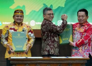 Ketua DPRD Kabupaten Kapuas, Ardiansah (kanan) dan Bupati Kapuas HM. Wiyatno menerima dokumen LHP LKPD Tahun 2025 dari Kepala BPK RI Perwakilan Kalimantan Tengah, Dodik Achmad Akbar, di Kantor BPK RI Perwakilan Kalimantan Tengah, Palangka Raya, Jumat (29/5/2026) lalu. (ist)