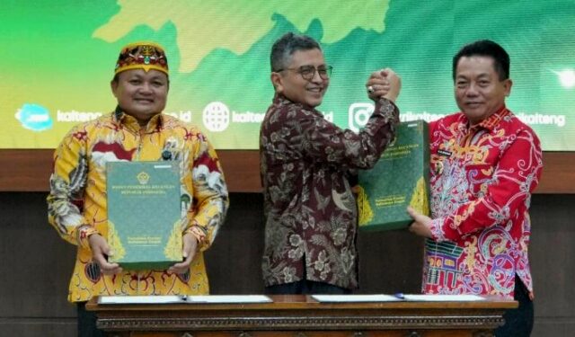 Ketua DPRD Kabupaten Kapuas, Ardiansah (kanan) dan Bupati Kapuas HM. Wiyatno menerima dokumen LHP LKPD Tahun 2025 dari Kepala BPK RI Perwakilan Kalimantan Tengah, Dodik Achmad Akbar, di Kantor BPK RI Perwakilan Kalimantan Tengah, Palangka Raya, Jumat (29/5/2026) lalu. (ist)