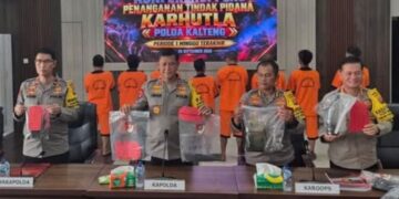 Kapolda Kalteng Irjen Pol Iwan Kurniawan, beserta jajaran Polda Kalteng dalam konferensi pers karhutla, Senin (28/9/2026). (ist)