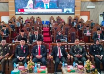 Wakil Ketua II DPRD Kabupaten Kapuas, Berinto, dan Wakil Bupati Kapuas Dodo, unsur Forkopimda, kepala perangkat daerah, serta anggota DPRD Kabupaten Kapuas ikuti Rapat Paripurna Istimewa dengan agenda mendengarkan Pidato Kenegaraan Presiden Republik Indonesia dalam rangka memperingati HUT ke-81 Kemerdekaan RI Tahun 2026, Jumat (14/8/2026). (ist)