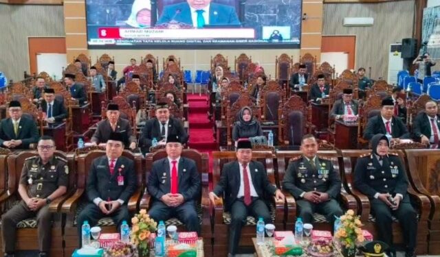 Wakil Ketua II DPRD Kabupaten Kapuas, Berinto, dan Wakil Bupati Kapuas Dodo, unsur Forkopimda, kepala perangkat daerah, serta anggota DPRD Kabupaten Kapuas ikuti Rapat Paripurna Istimewa dengan agenda mendengarkan Pidato Kenegaraan Presiden Republik Indonesia dalam rangka memperingati HUT ke-81 Kemerdekaan RI Tahun 2026, Jumat (14/8/2026). (ist)