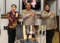 Kapolres Barito Timur AKBP Eddy Santoso, S.I.K., M.H. dan Camat Karusen Janang, Bewini, berpose bersama (atas). Dan pegawai menerima secara langsung peralatan pemadaman karhutla, Rabu (3/9/2026).