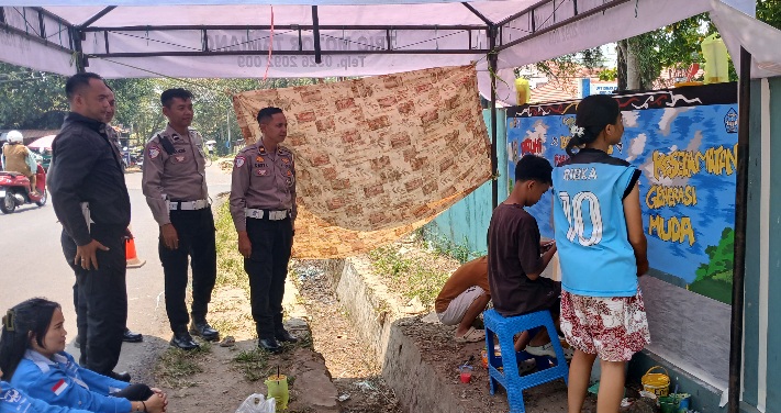 Pembuatan mural yang dilakukan jajaran Satlantas Polres Bartim di momen HUT ke-71 Lalu Lintas, Selasa (15/9/2026).
