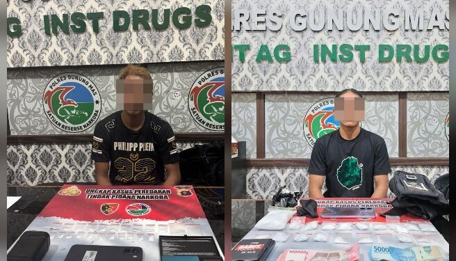 Tersangka RA (23) dan EM (32) beserta barang bukti.