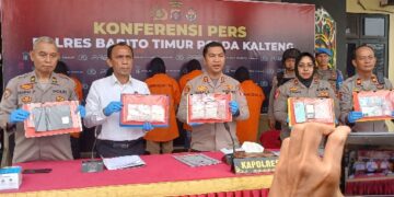 Kapolres Barito Timur AKBP Iqbal Sengaji, S.I.K., M.Si., didampingi jajaran PJU dalam konferesi pers, Senin (28/6/2026).