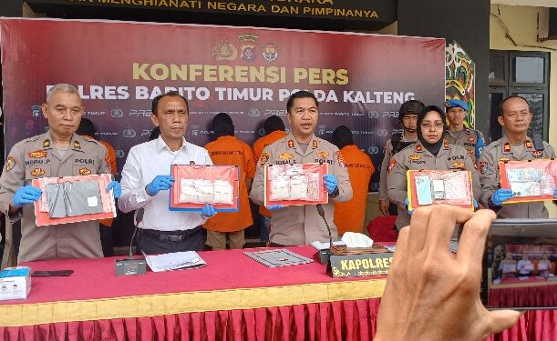 Kapolres Barito Timur AKBP Iqbal Sengaji, S.I.K., M.Si., didampingi jajaran PJU dalam konferesi pers, Senin (28/6/2026).