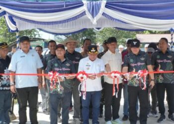 Wakil Ketua I DPRD Kabupaten Kapuas Yohanes., ST (dua dari kanan) dalam salah satu agenda pemerintah daerah, belum lama ini. (ist)