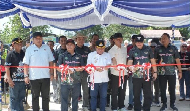 Wakil Ketua I DPRD Kabupaten Kapuas Yohanes., ST (dua dari kanan) dalam salah satu agenda pemerintah daerah, belum lama ini. (ist)