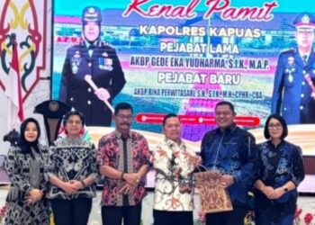 Wakil Ketua I DPRD Kabupaten Kapuas, Yohanes bersama anggota DPRD Kapuas menyerahkan cinderamata kepada AKBP Gede Eka Yudharma acara ramah tamah dan kenal pamit Kapolres Kapuas di Hall Rumah Jabatan Bupati Kapuas, Senin (20/7/2026) malam. (ist)