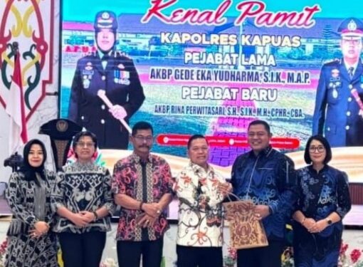 Wakil Ketua I DPRD Kabupaten Kapuas, Yohanes bersama anggota DPRD Kapuas menyerahkan cinderamata kepada AKBP Gede Eka Yudharma acara ramah tamah dan kenal pamit Kapolres Kapuas di Hall Rumah Jabatan Bupati Kapuas, Senin (20/7/2026) malam. (ist)