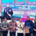Wakil Ketua I DPRD Kabupaten Kapuas, Yohanes bersama anggota DPRD Kapuas menyerahkan cinderamata kepada AKBP Gede Eka Yudharma acara ramah tamah dan kenal pamit Kapolres Kapuas di Hall Rumah Jabatan Bupati Kapuas, Senin (20/7/2026) malam. (ist)