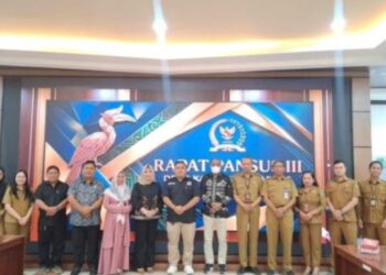Ketua Pansus III DPRD Kapuas, H. Abdullah bersama anggota dan mitra kerja setelah rapat pembahasan, Senin (20/7/2026). (ist)