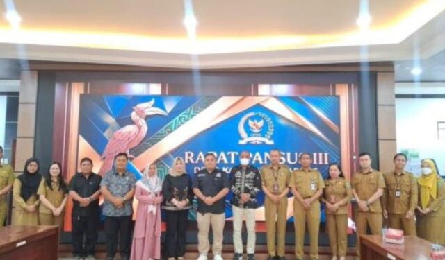 Ketua Pansus III DPRD Kapuas, H. Abdullah bersama anggota dan mitra kerja setelah rapat pembahasan, Senin (20/7/2026). (ist)