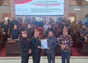 Ketua DPRD Kapuas Ardiansah., S.Hut., M.M., didampingi Wakil Ketua I DPRD Kapuas Yohanes., ST., menyerahkan dokumen kepada Bupati Kapuas H. M. Wiyatno, disaksikan Anggota DPRD Kapuas, jajaran pemerintah daerah, kepala OPD, dan tamu undangan. (ist)