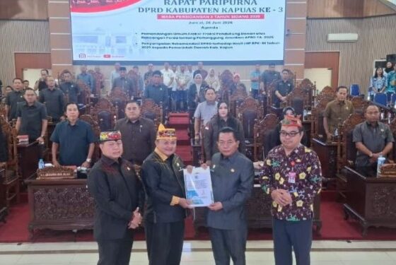 Ketua DPRD Kapuas Ardiansah., S.Hut., M.M., didampingi Wakil Ketua I DPRD Kapuas Yohanes., ST., menyerahkan dokumen kepada Bupati Kapuas H. M. Wiyatno, disaksikan Anggota DPRD Kapuas, jajaran pemerintah daerah, kepala OPD, dan tamu undangan. (ist)